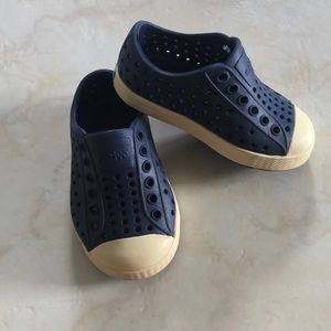 Native shoes in EUC, in original box. Size 5c